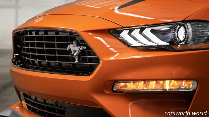 Водитель Mustang вдавил педаль в пол, и всё пошло наперекосяк на автосалоне Ford | Carscoops